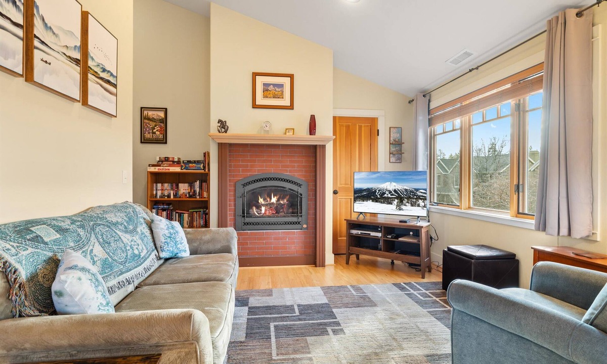 Sisters Condo | The Three Sisters! Walk to Downtown - 2BDR