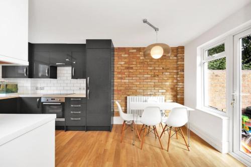 Tower Hill House | The Tower Bridge Lodge