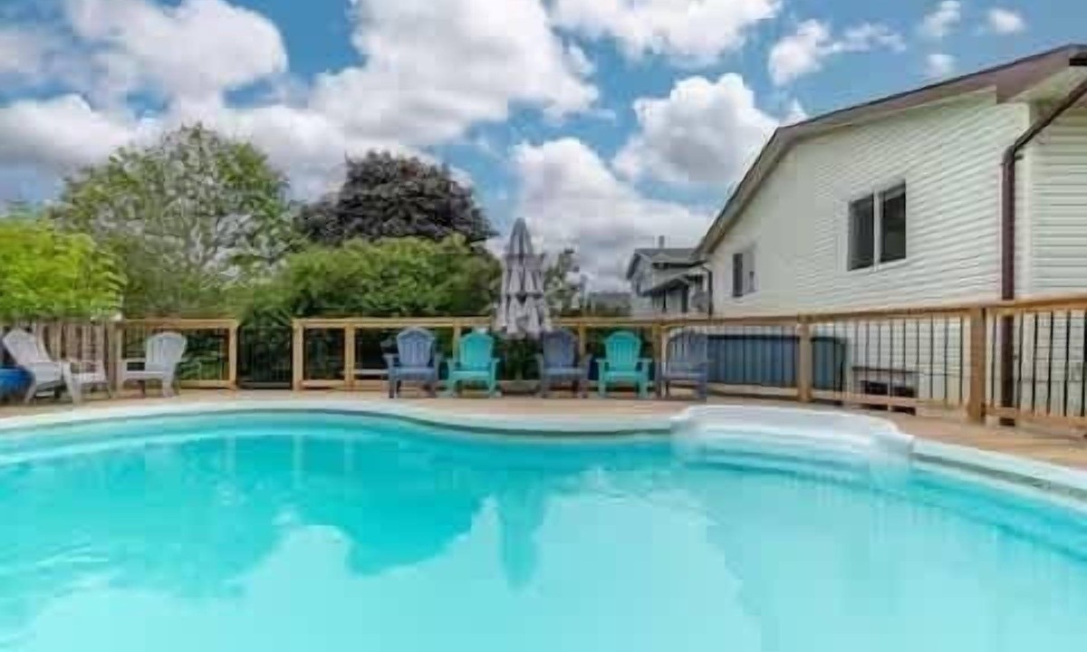 Wellington House | The Townie, a 5BR Family & Group Poolside Retreat