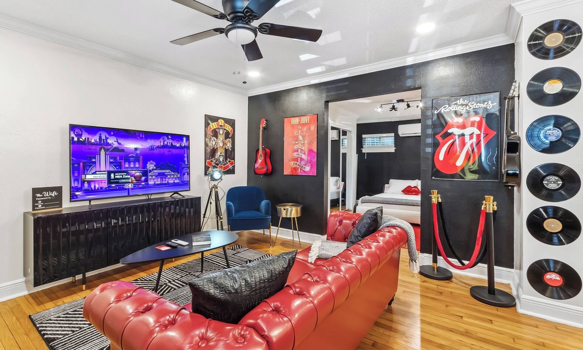Neartown Apartment | The Travelers Suite in the Heart of Montrose - Walk to Restaurants, Cafes, Shops