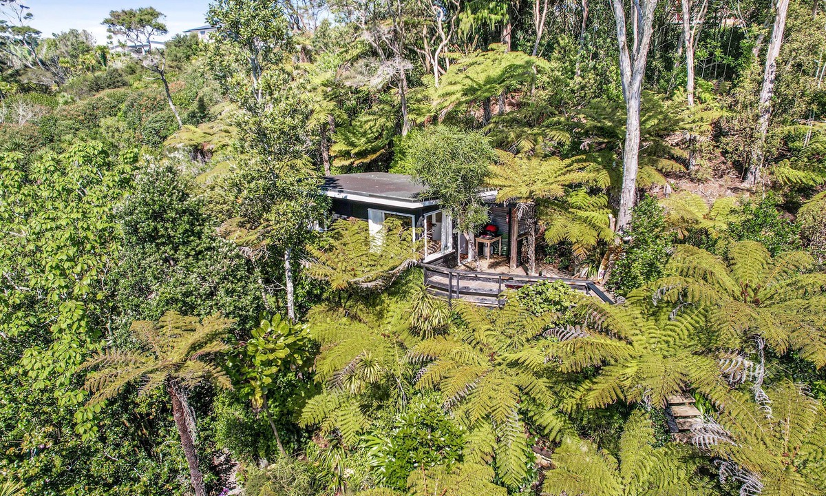Raglan House | The Treehouse - Raglan Holiday Studio