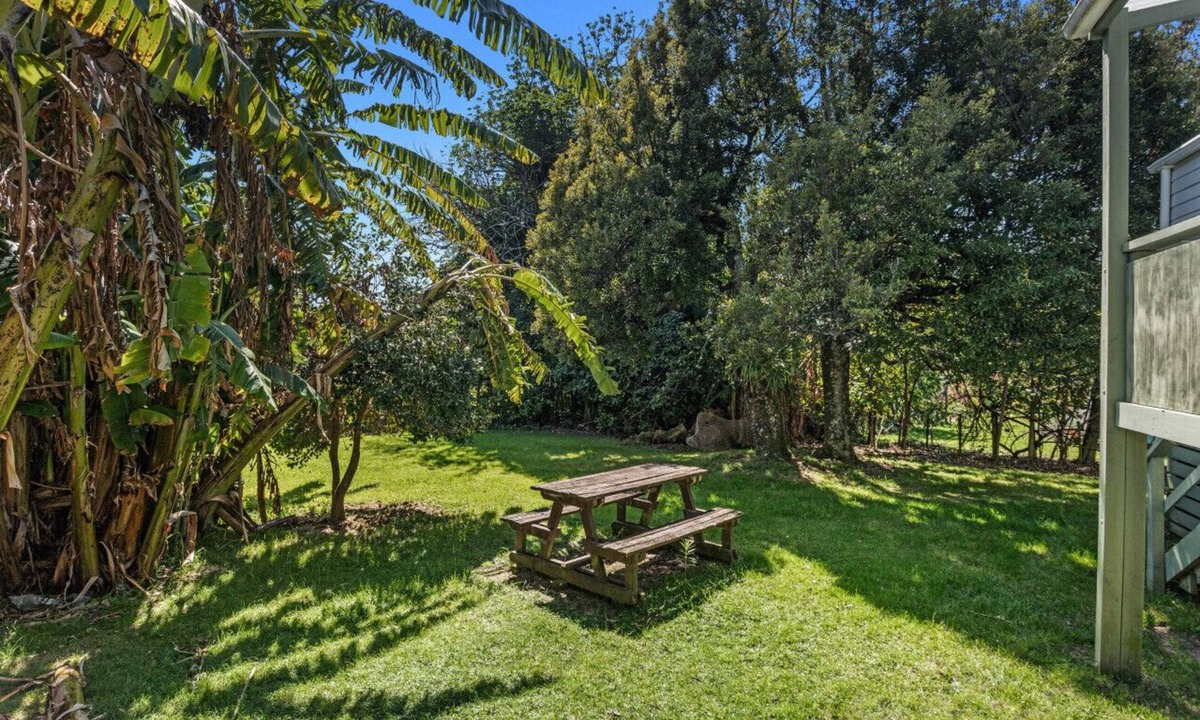 Waihau Bay Apartment | The Treehouse– Simple Coastal Bach