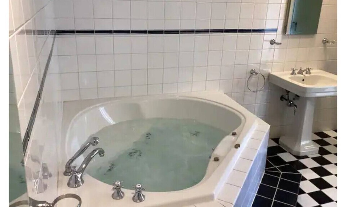 South Orange Villa | The Trident Suite