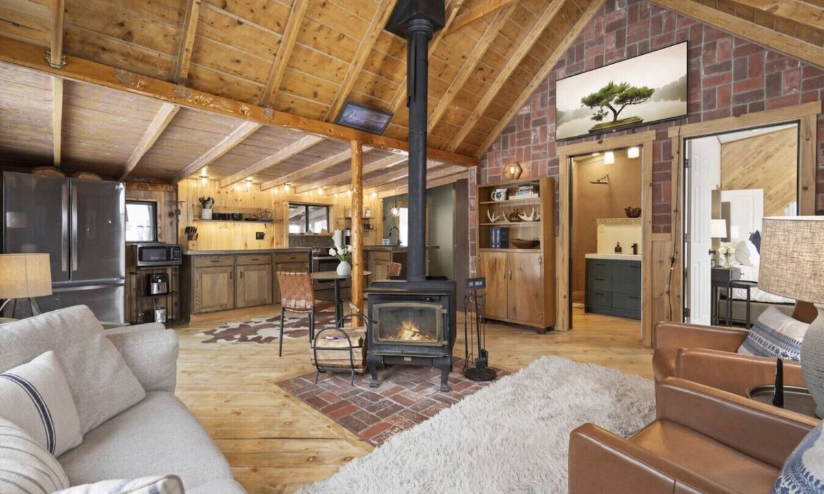 Coal Creek Cabin | The Tyrolean Cabin. Panoramic Views. Hot Tub.
