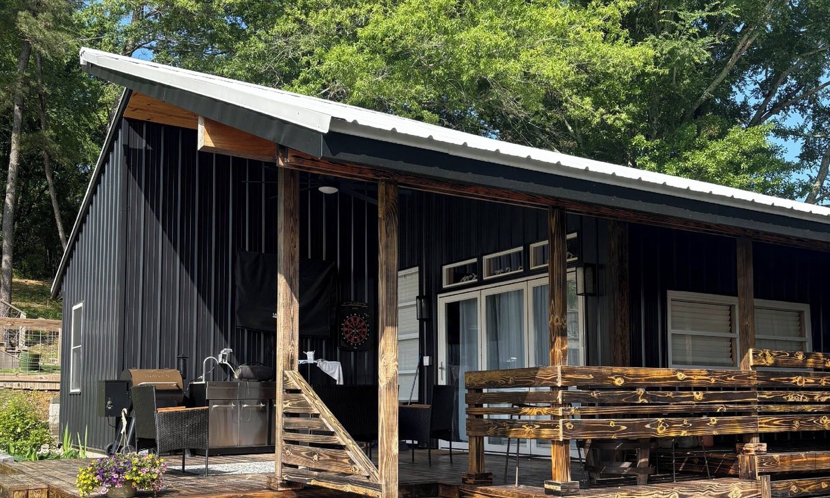 Glenwood Cabin | The Ultimate Game Day & River Retreat 2BD/2BA Luxury Rustic Oasis