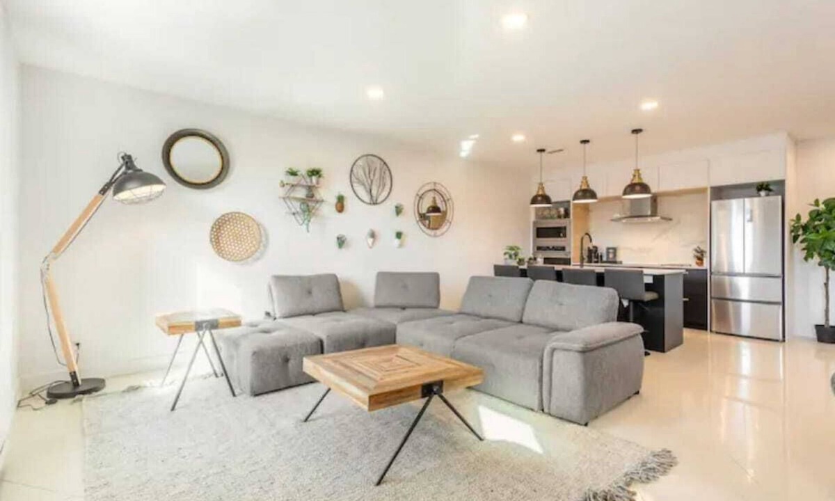 Plateau Mont Royal Apartment | The Ultimate Plateau Retreat – 10BR Sleeps 24