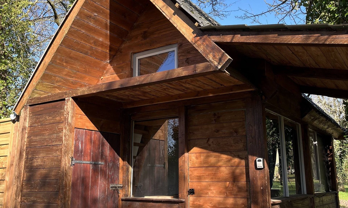 Cresseveuille Ski Chalet | The unusual oak chalet