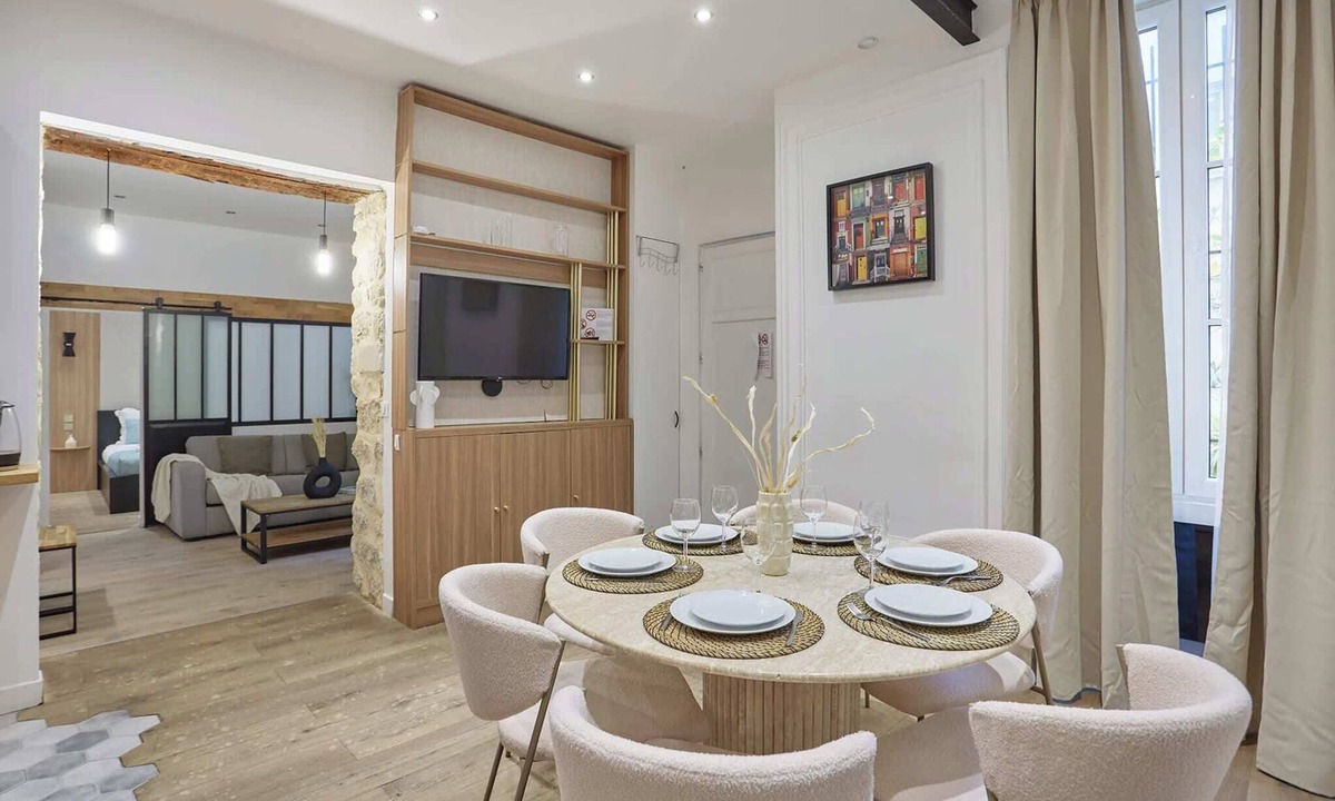 Porte-Saint-Martin Apartment | The Upper Marais Superb apartment for 8 people