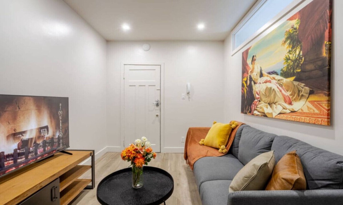 Cote-Des-Neiges—Notre-Dame-De-Grace Apartment | The Uptown Retreat|Stylish 3BR in NDG
