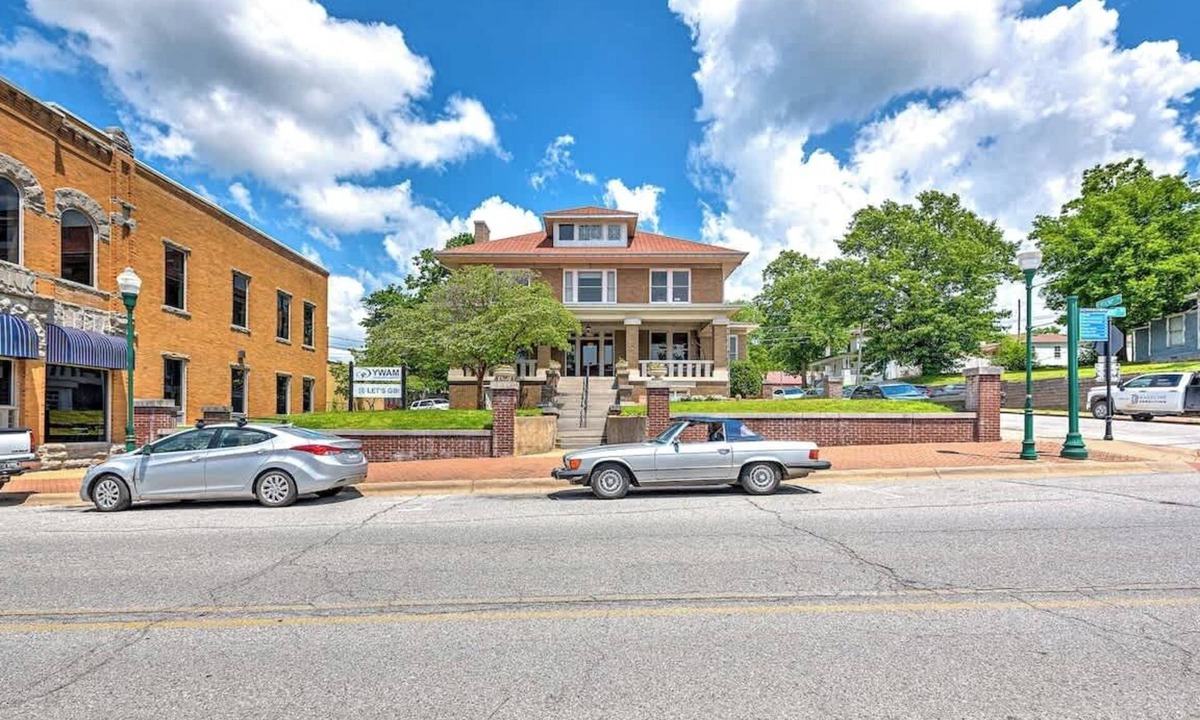 Siloam Springs House | The Uptown Suite at The Historic Connelly Harrington