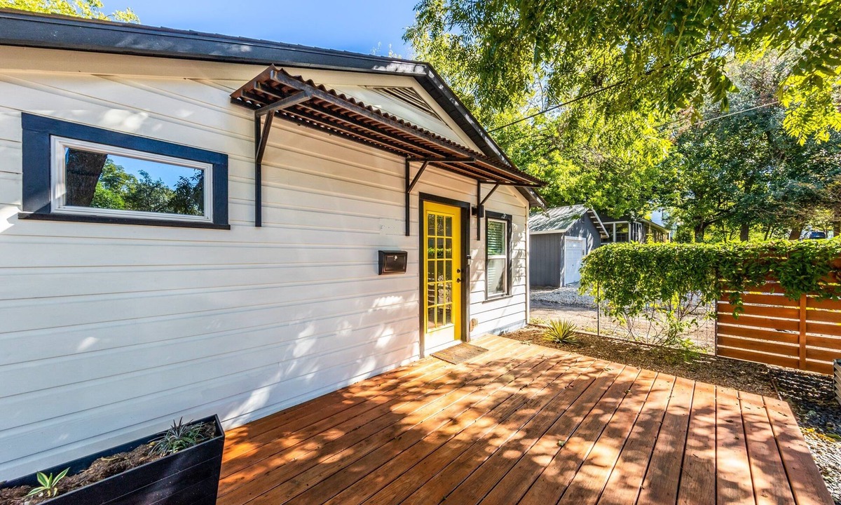 Bouldin Cottage | The Urban Canopy - Parking - Walk to SoCo - NEW