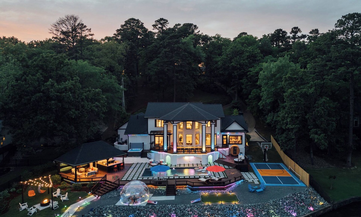 Driftwood Estates House | The Superstar | Waterfront Pool & Pickleball