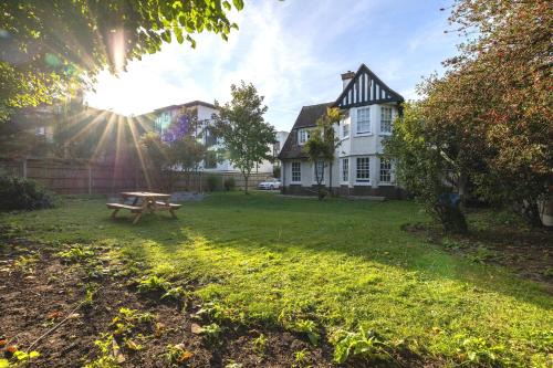 Tooting House | The Vicarage Tooting, SW17