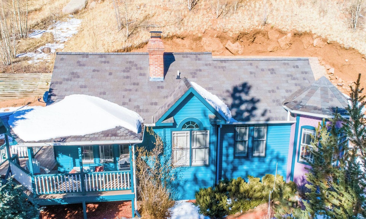 Rainbow Valley Cottage | The Victorian at Valley Glen- a romantic mountain getaway