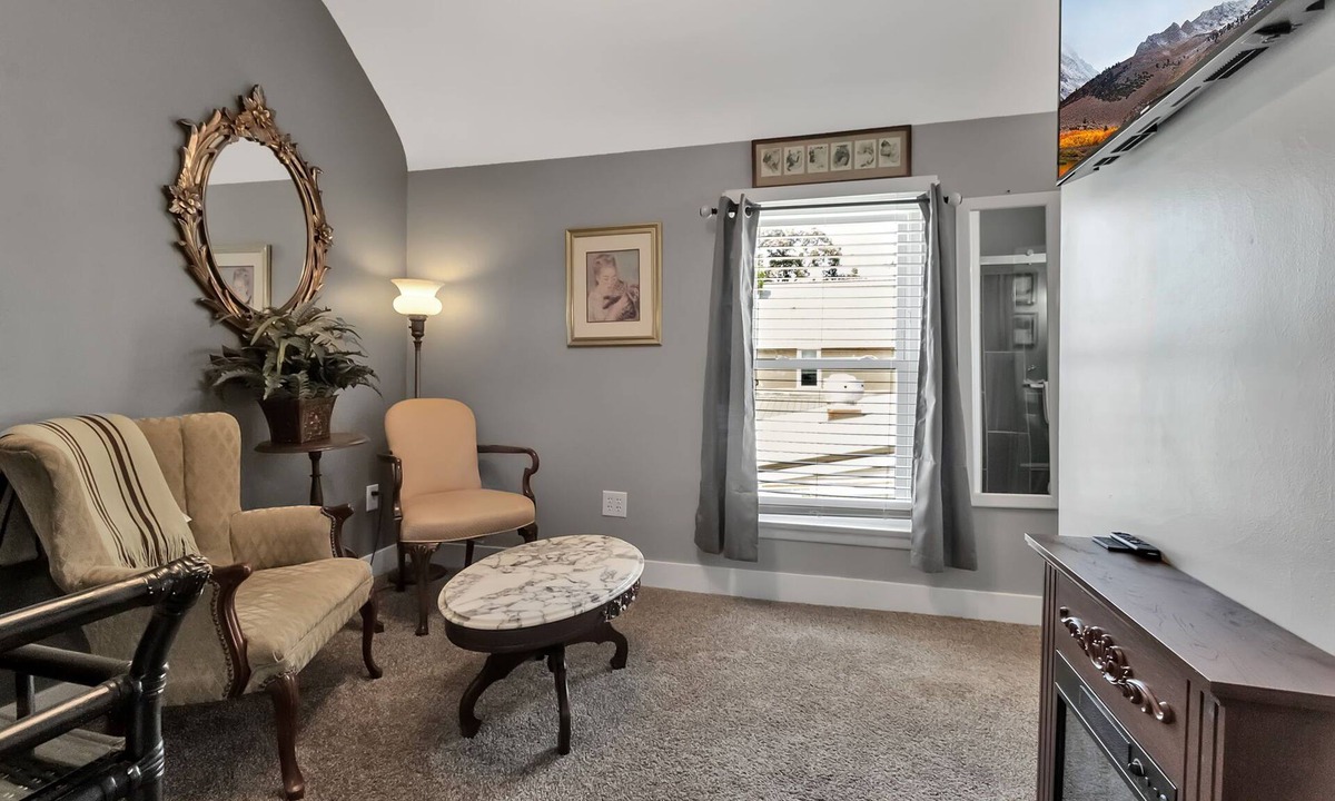 Hamburg Apartment | The Victorian Room at The West End Inn