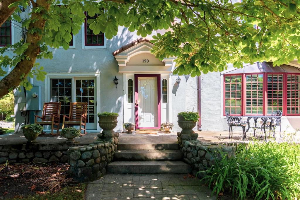 Westerly Bed & Breakfast | The Villa Bed and Breakfast