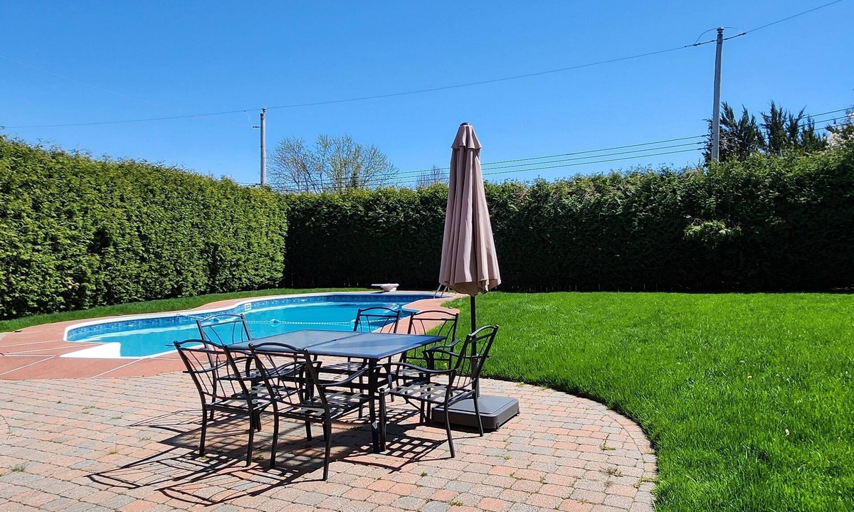 Montreal Villa | The VILLA - Large Pool, 12ft Hedges, Full Privacy
