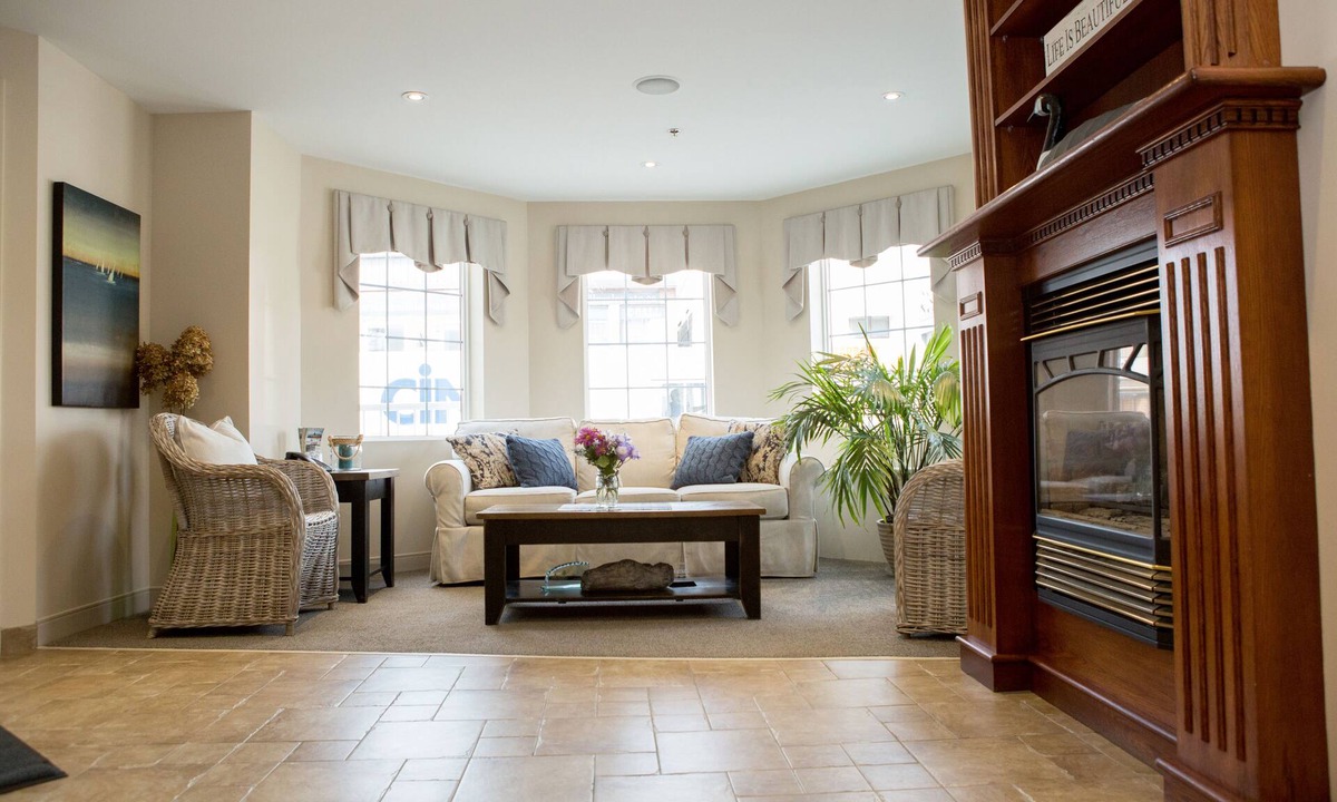 Lakefield Hotel | The Village Inn