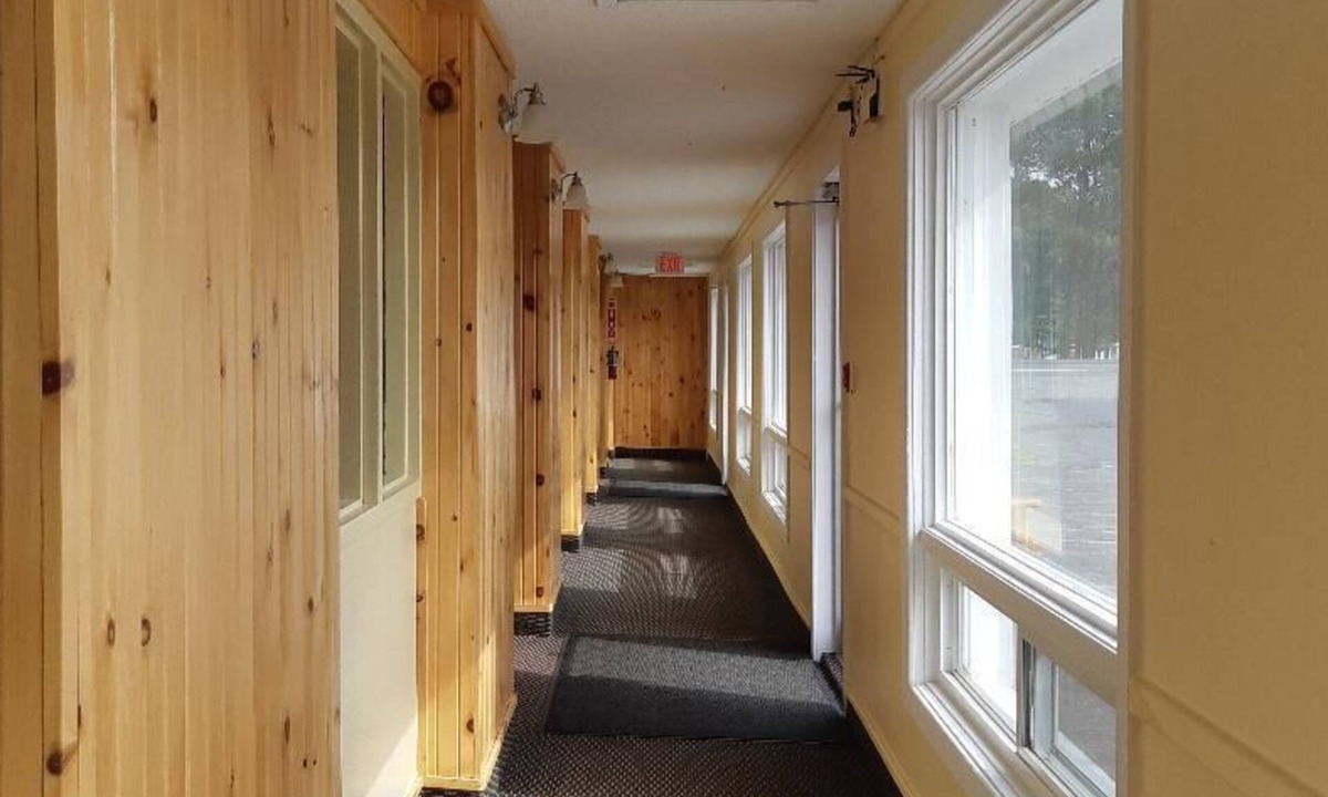 Iron Bridge Hotel | The Village Inn Motel