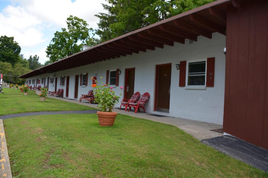 Richfield Springs Hotel | The Village Motel
