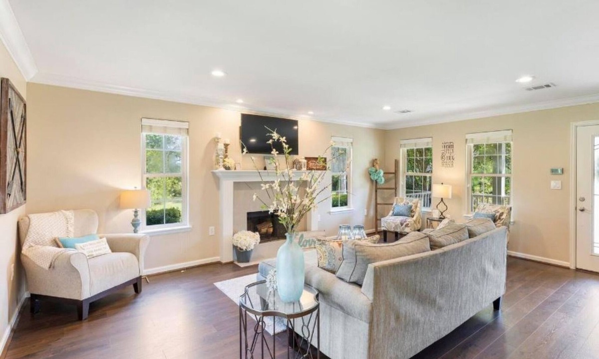 New Ulm Cottage | The Vine - Elegant "Wild Rose" Cottage on Vineyard with Private Lake, Sleeps 4