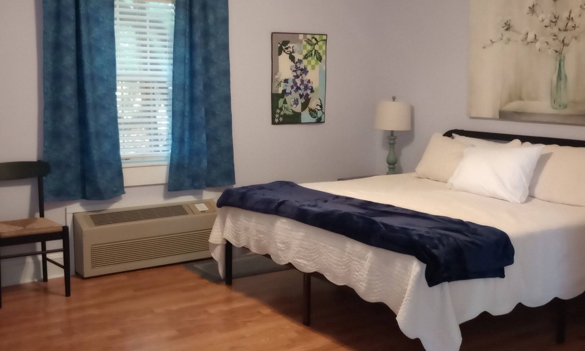 Clinton Cottage | The Violet Cottage - Downtown Clinton