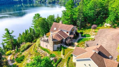 Val-des-Monts Ski Chalet | The Vista - Magnificent waterfront beach & hot tub