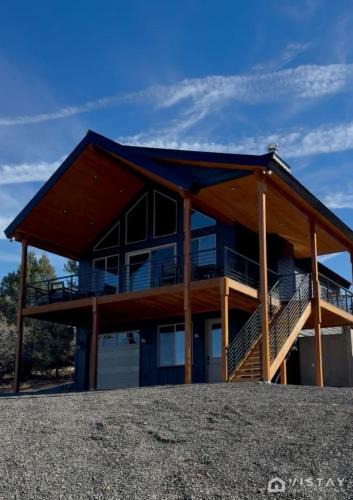 Mammoth Creek House | The Wandering Doe Readers Retreat with Hot Tub