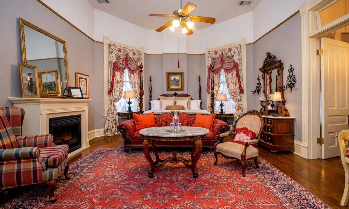 East of Broadway Hotel | The Washburn | King Suite | The Empress Hotel