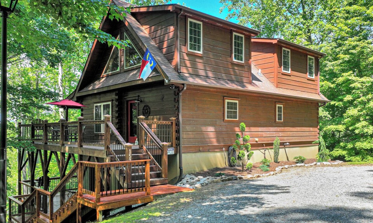 Banner Elk Cabin | The Watchtower - private retreat, game room, fire pit, pet friendly
