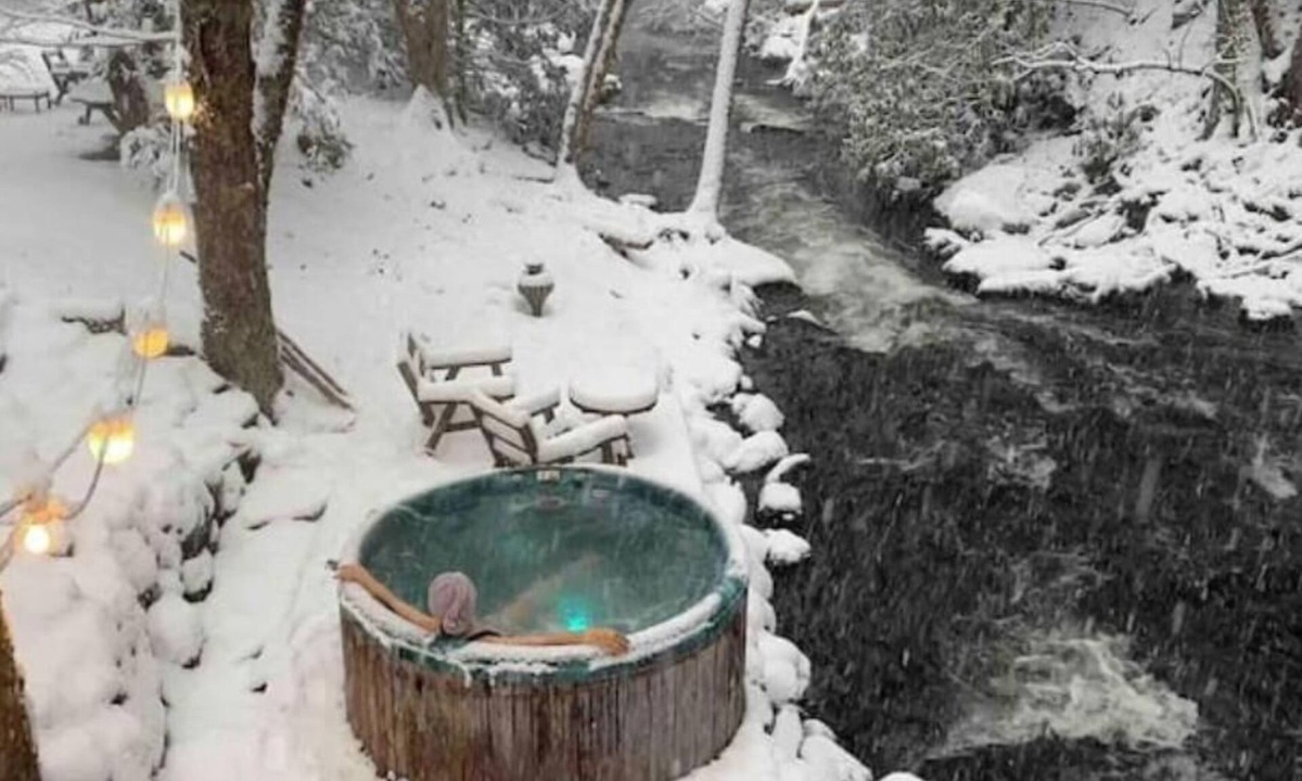 Circleville Cabin | The Water House - Winter Spa on a Cascading Brook