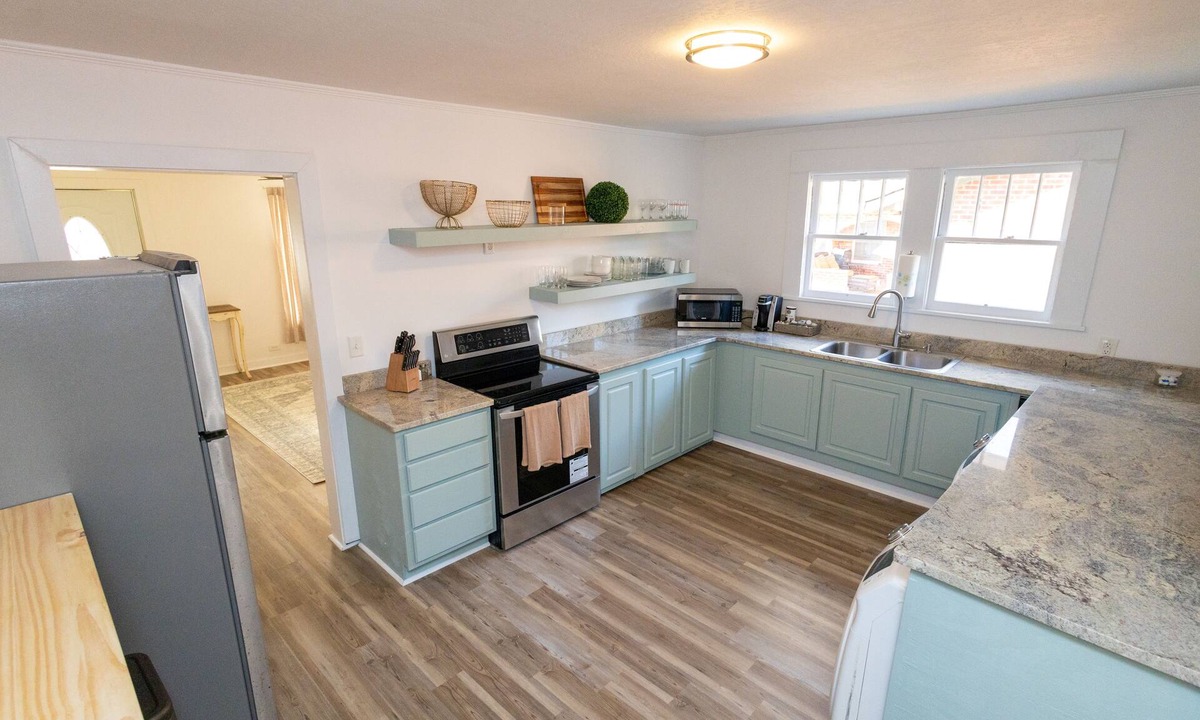 Hattiesburg House | The WATER PARK & ZOO are less than a block away! B