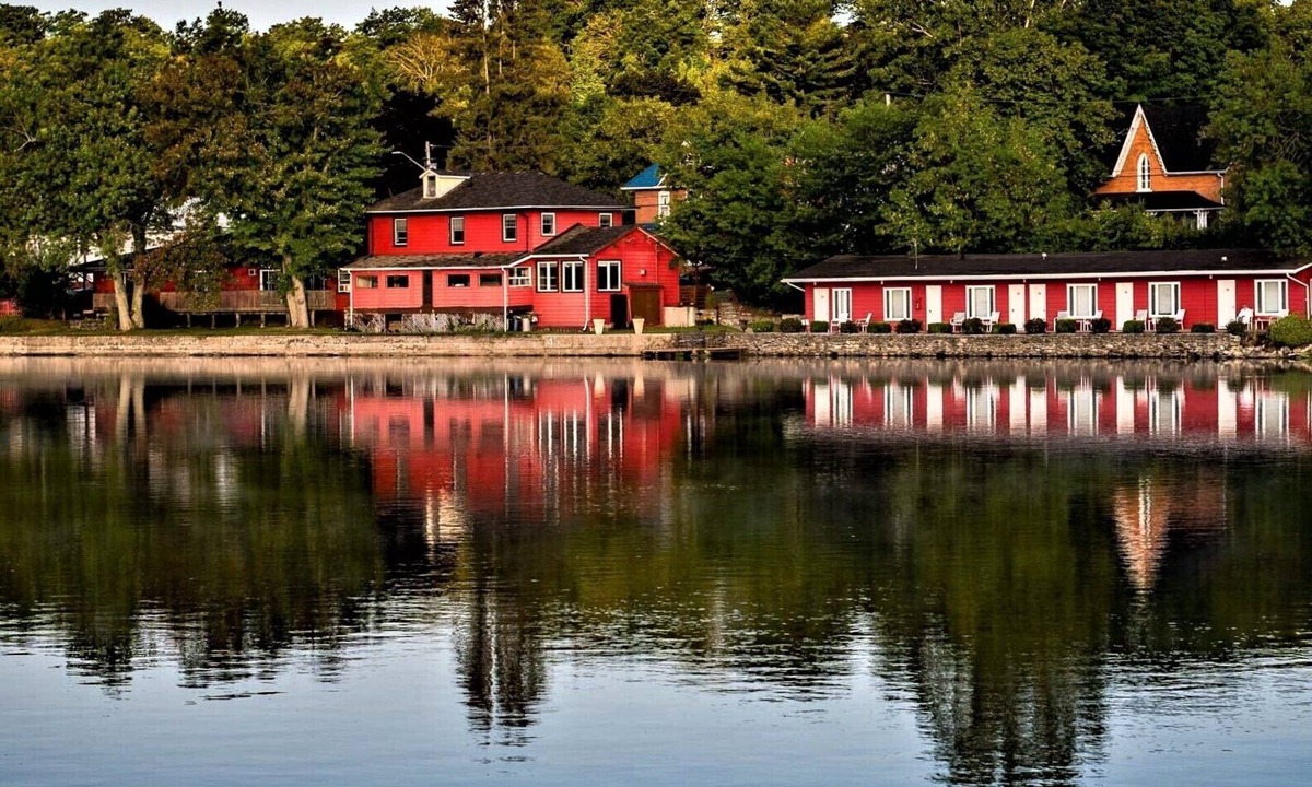 Campbellford Hotel | The Water's Edge Inn