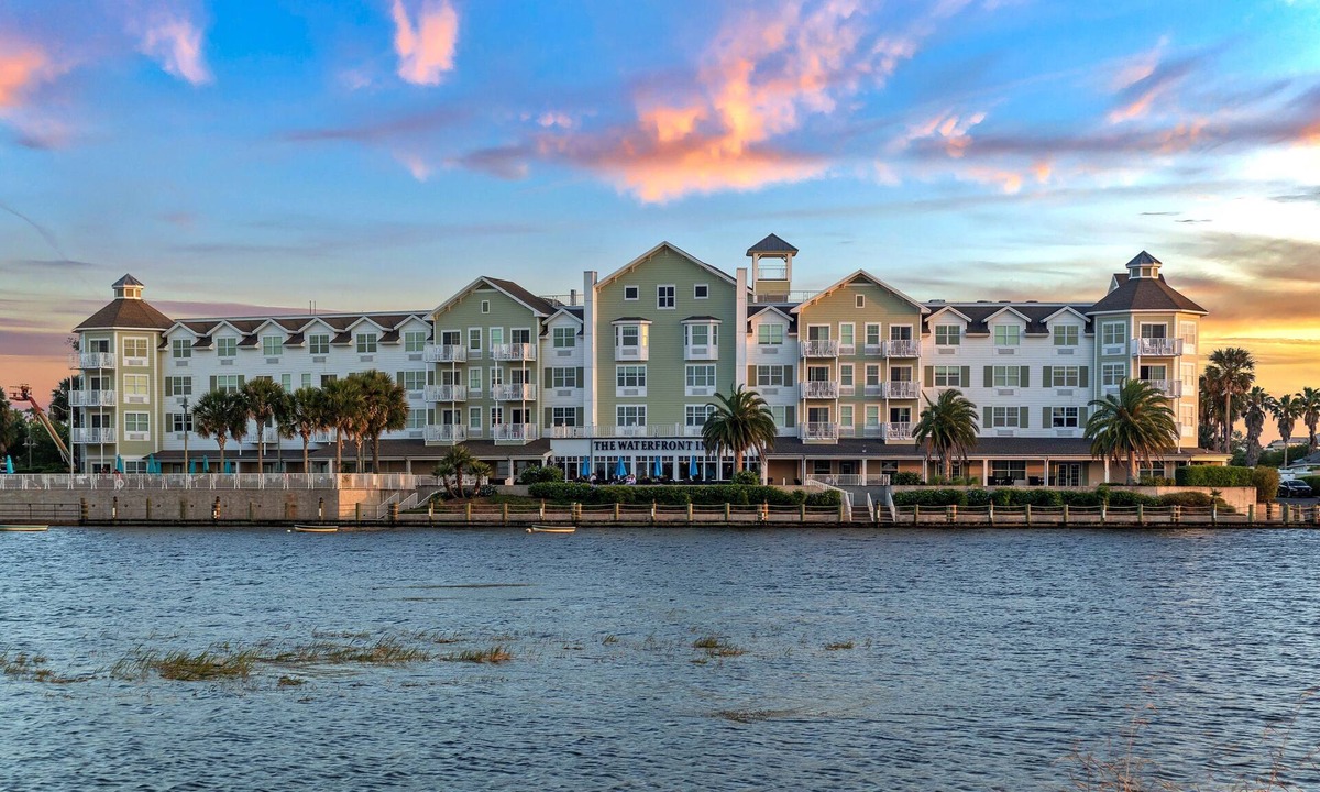 Lake Sumter Landing Hotel | The Waterfront Inn