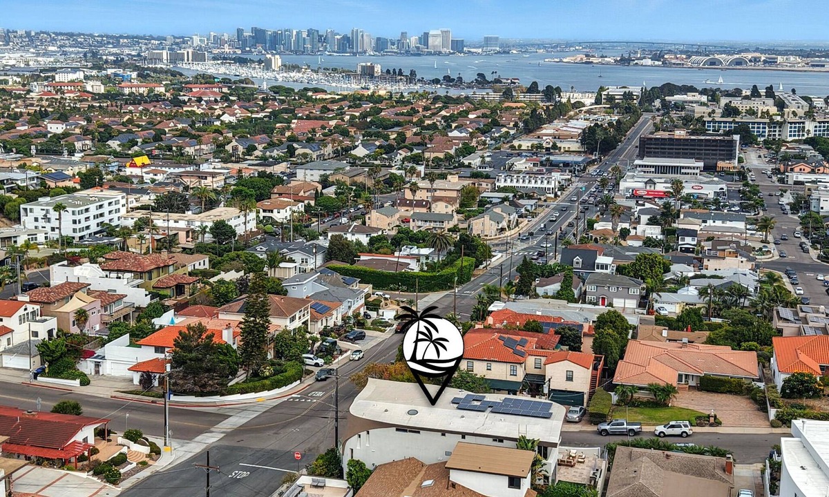 Roseville - Fleet Ridge House | The Wave House | Custom Gem w/Panoramic Views, Fire Pit, BBQ, Pool Table & Wraparound Balconies