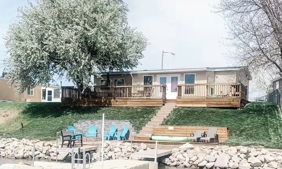 Elwood House | The “We Should Book Another Night” Lake house Haven