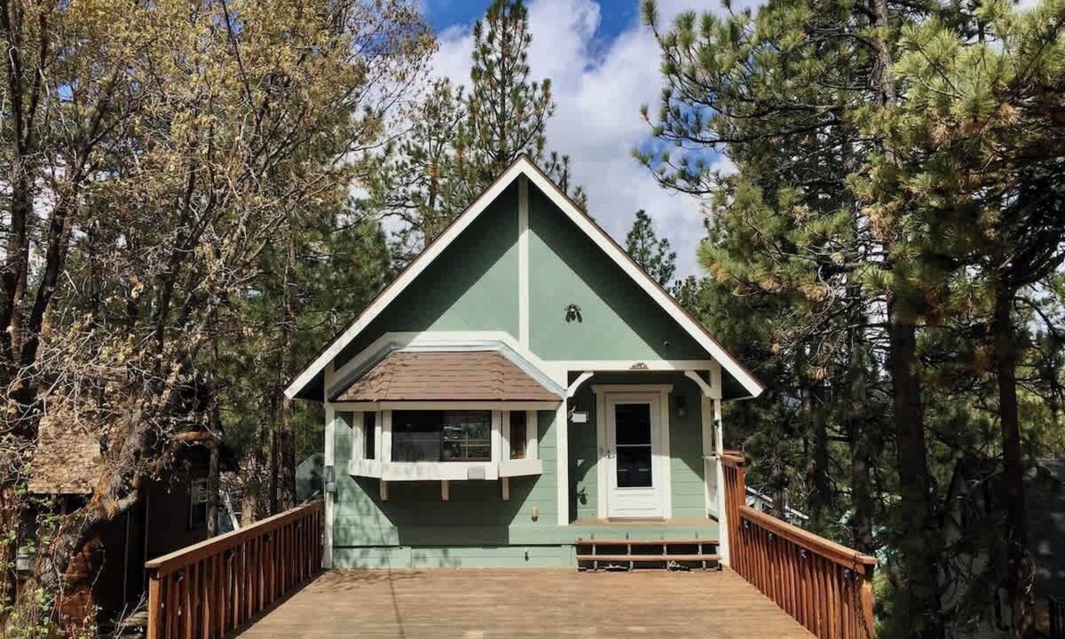 Big Bear Lake Ski Chalet | The Wee Hoose (in The Village, spacious and comfy)