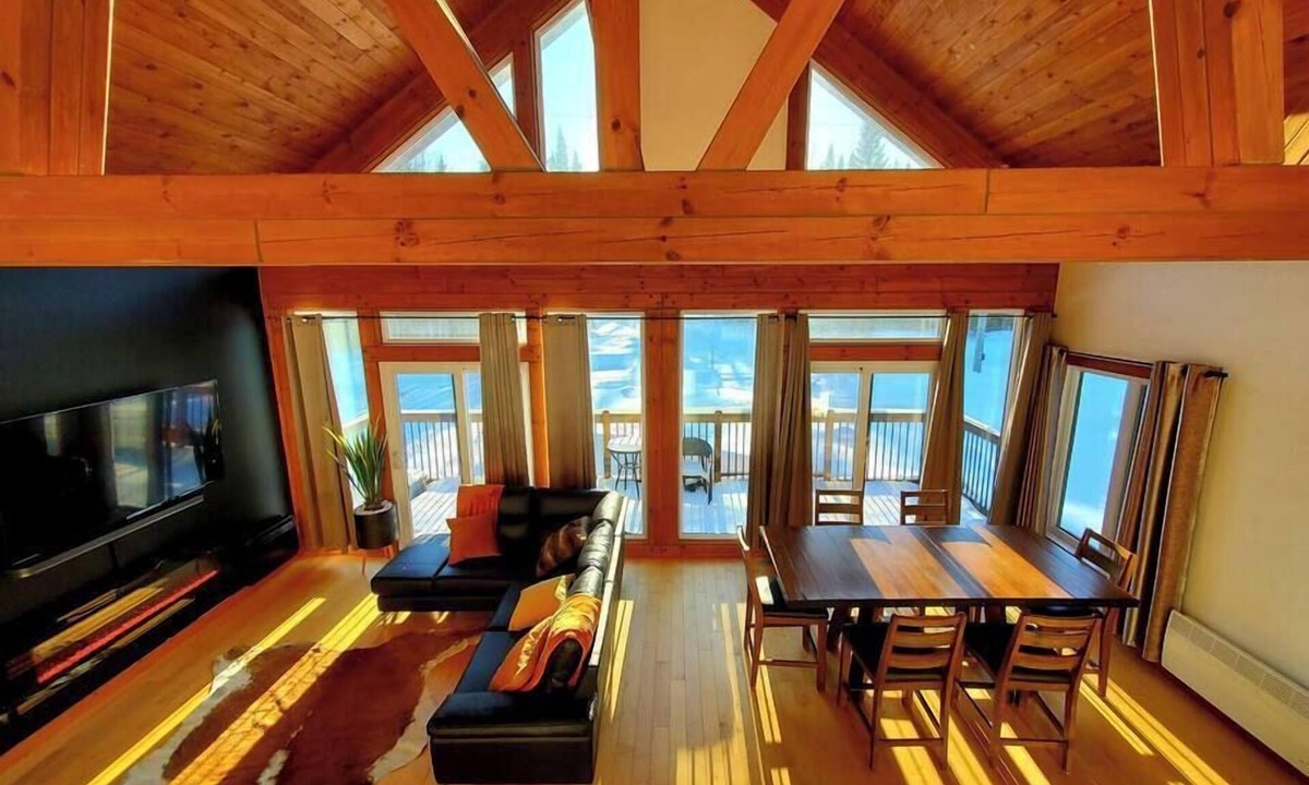Shannon Ski Chalet | The Western | Spa | Sauna | Billiards | Babyfoot