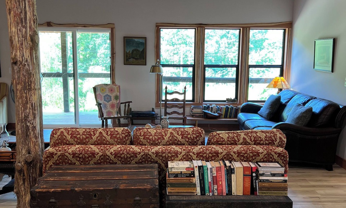 Irvine Bed & Breakfast | The Whippoorwill Retreat Cabin – A Hillside Haven for Gatherings and Getaways