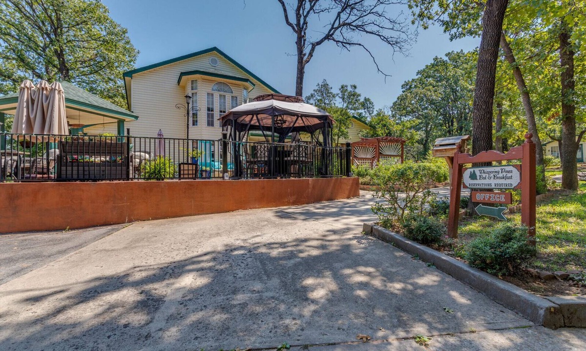 Norman Bed & Breakfast | The Whispering Pines Inn Bed & Breakfast