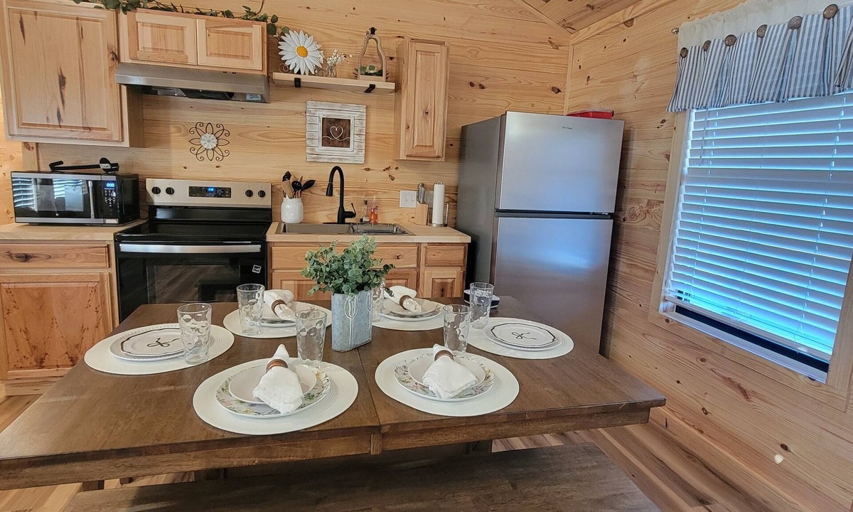 Dennis Cabin | The White Daisy Cabin on the Lake