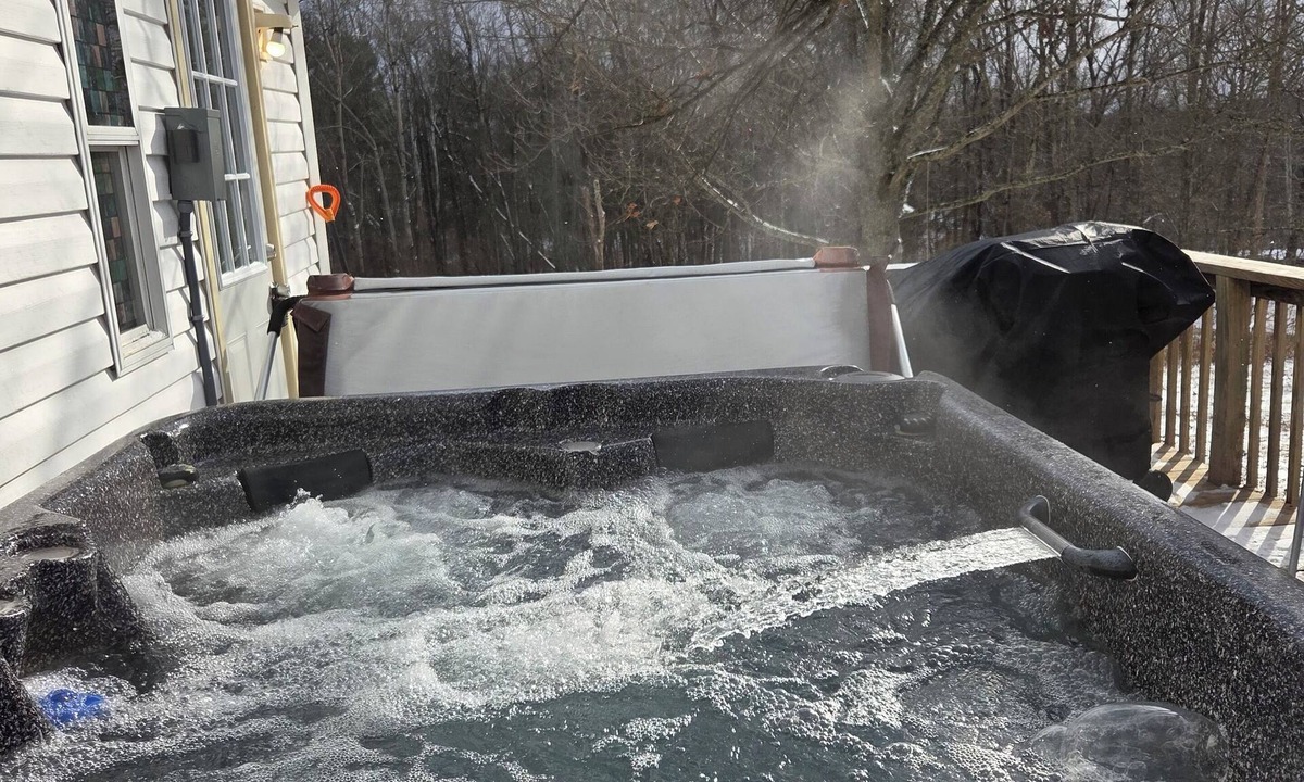 Nelsonville House | The White Dove with hot tub