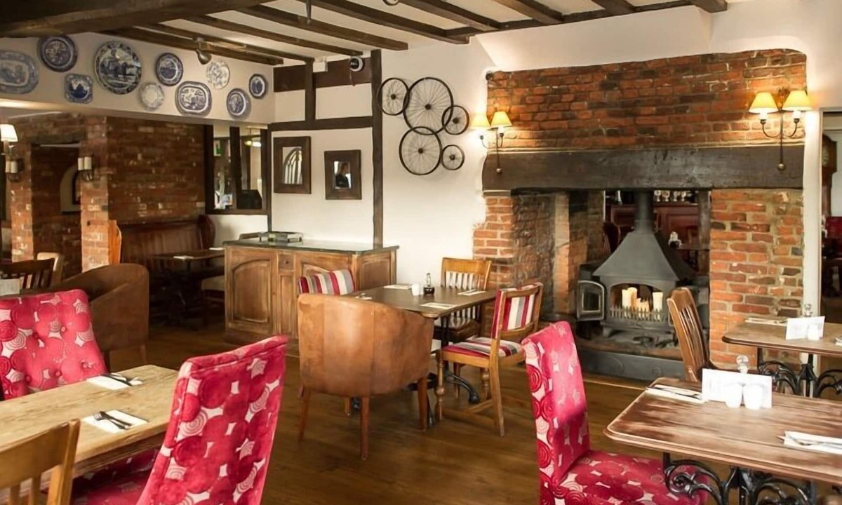 Stoke Ash Apartment | The White Horse Inn