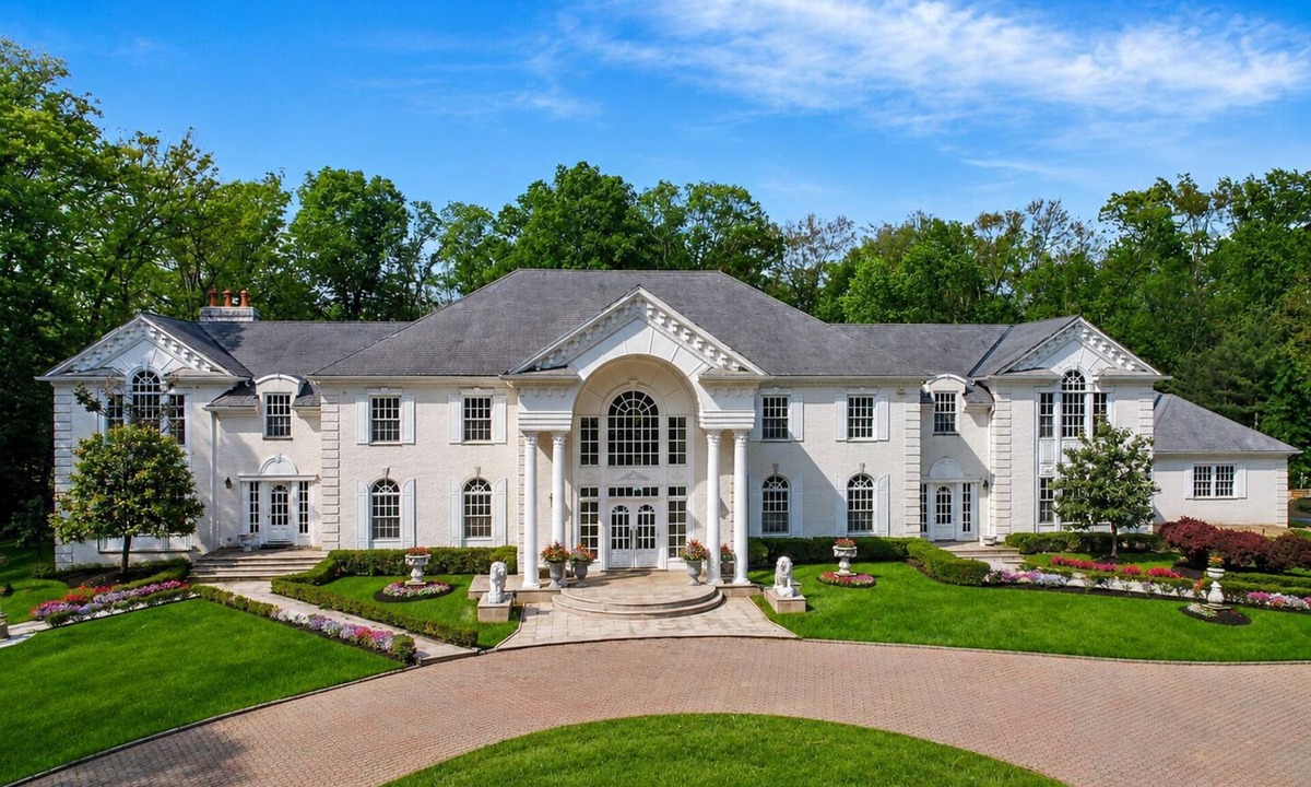 Livingston House | The White House at Livingston - World Cup Luxury Estate