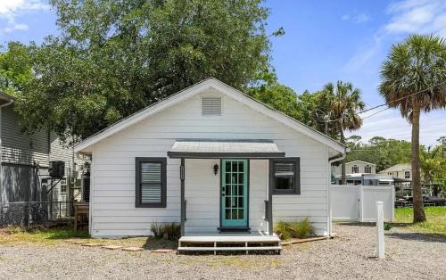 Weeki Wachee Gardens House | The White House at Weeki Wachee