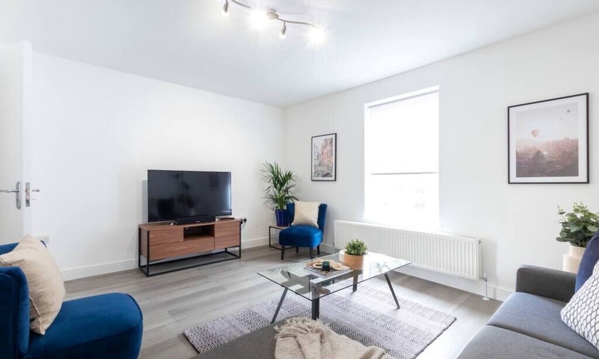 Reading Apartment | The White House by Select SA