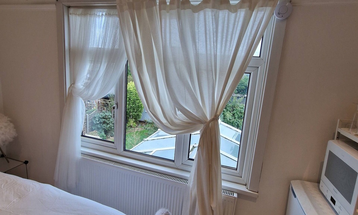 Cheshunt House | The White house