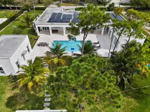 Princeton Villa | The White House of Miami ºPerfect for Families & Weekly Stays Close to Miami Beaches and the Keys West