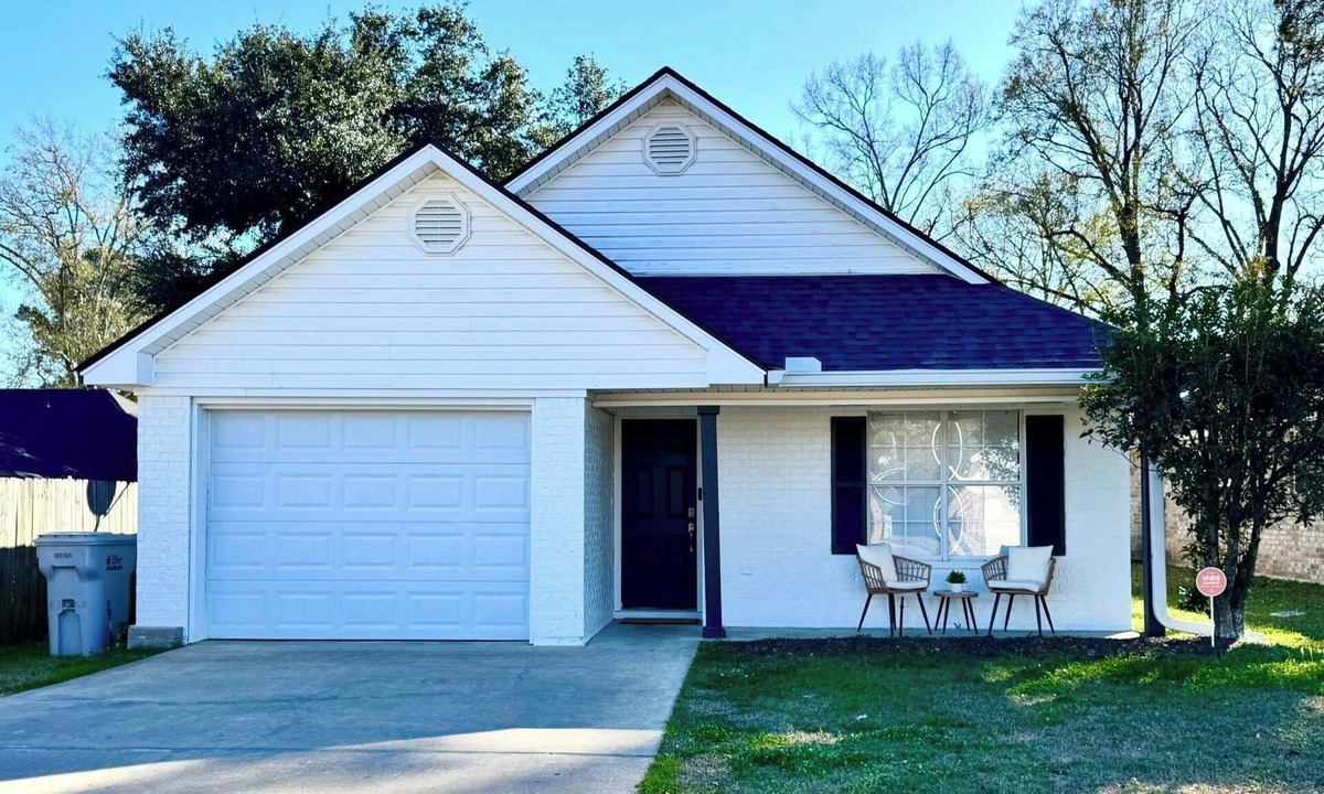 Claiborne House | The White Magnolia - Clean & Cozy Retreat!