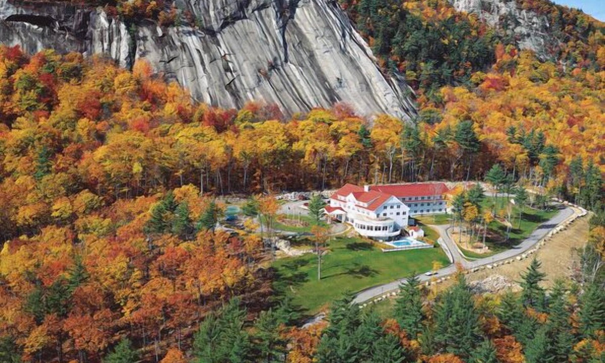 Hale's Location Resort | The White Mountain Hotel & Resort